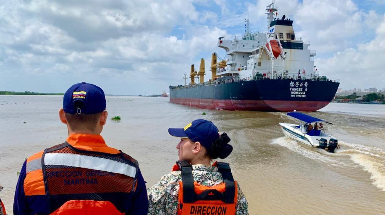 Dimar monitorea el calado del canal de acceso al Puerto de Barranquilla.