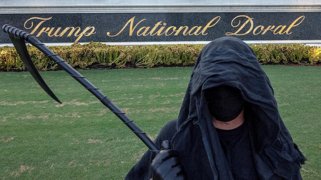 El abogado floridiano Daniel W. Uhlfelder posa vestido como la muerte en el Trump National Doral Golf Resort de Doral, Florida (EE.UU.).