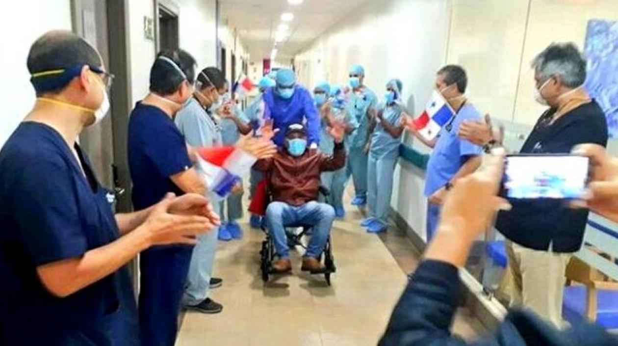 Así salió del hospital Roberto 'Mano de Piedra' Durán.