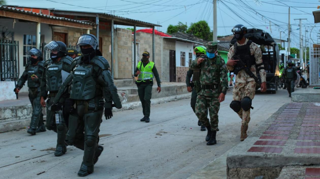 Policía y Ejército en calles de Soledad.
