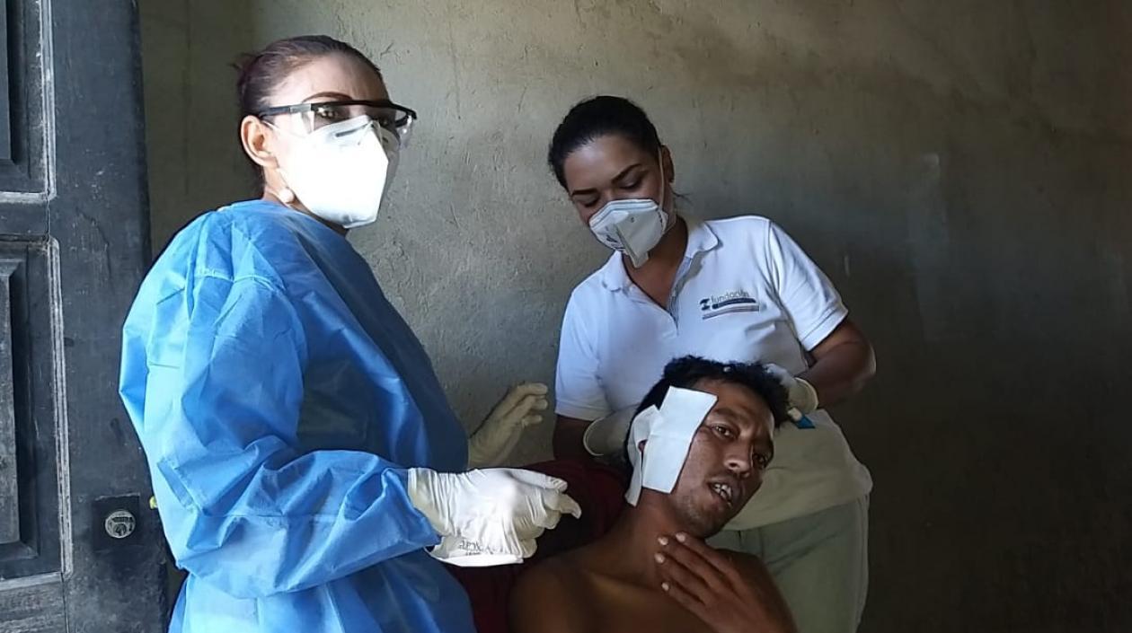 Katherine y Alejandra en la atención de un paciente en Tasajera.