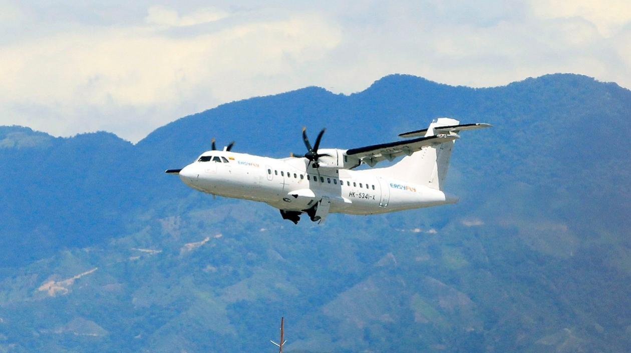 Detalle de la aeronave que realiza el vuelo piloto de la aerolínea Easyfly con la ruta Bucaramanga-Cúcuta-Bucaramanga, este martes en Cúcuta (Colombia). 