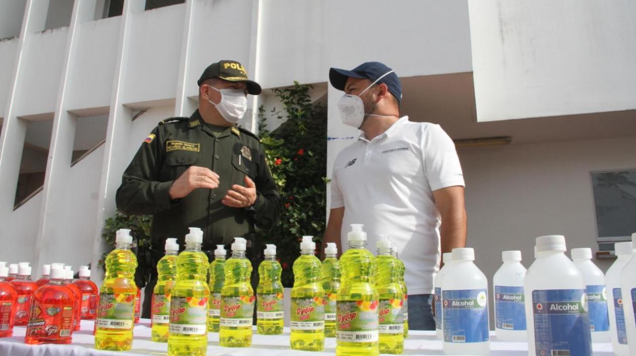 El general Ricardo Alarcón recibiendo los elementos de Nelson Patrón, jefe de la Oficina para la Seguridad y Convivencia Ciudadana.