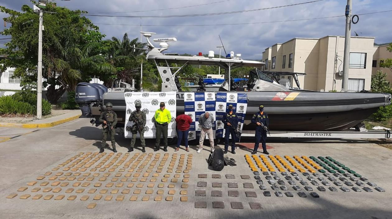 La droga incautada por las autoridades en Playa Salguero, Santa Marta.