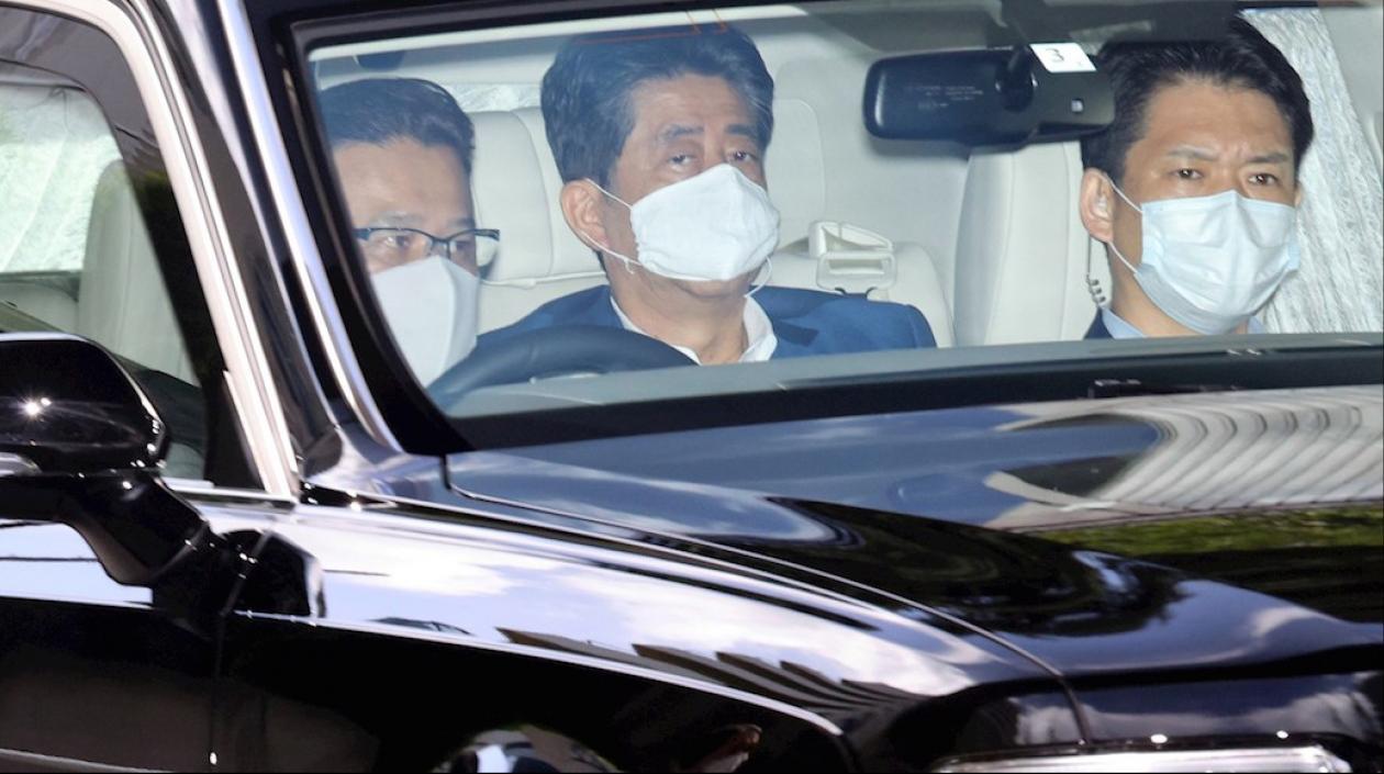 El Primer Ministro, Shinzo Abe (centro), arribando a un hospital de la capital japonesa.