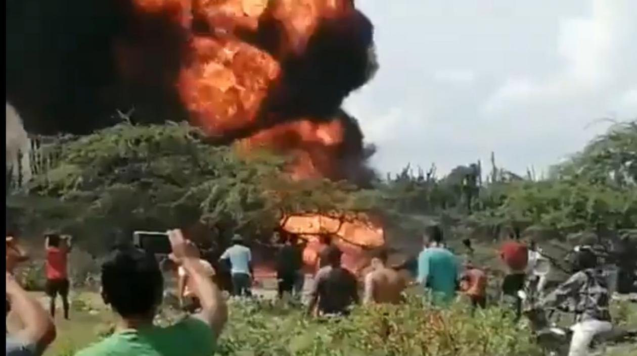 Momento del incendio tras la explosión de camión con gasolina en Maicao. 