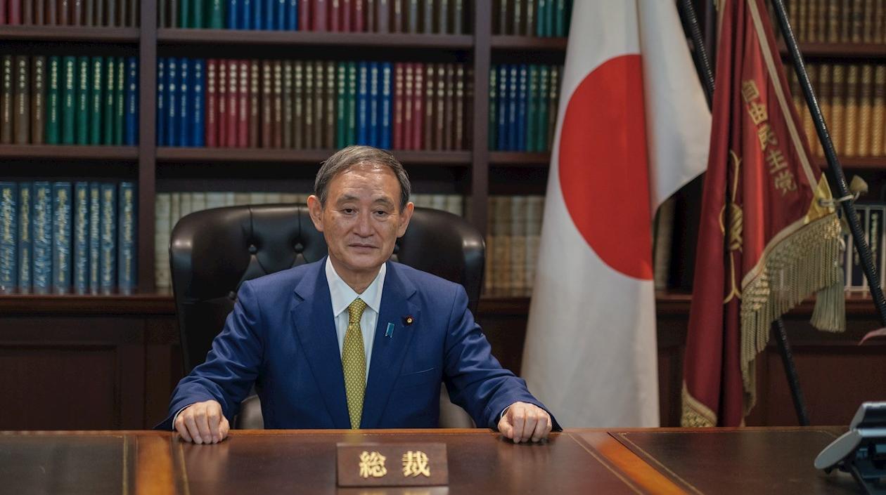 El nuevo líder del PLD, Yoshihide Suga, posa para una imagen oficial en su despacho.