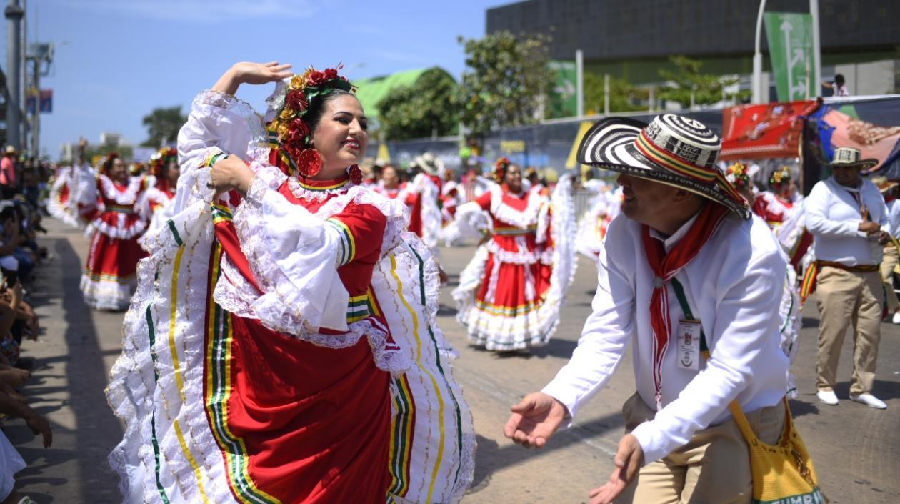 Bailarines danzan al ritmo de la Cumbia. 