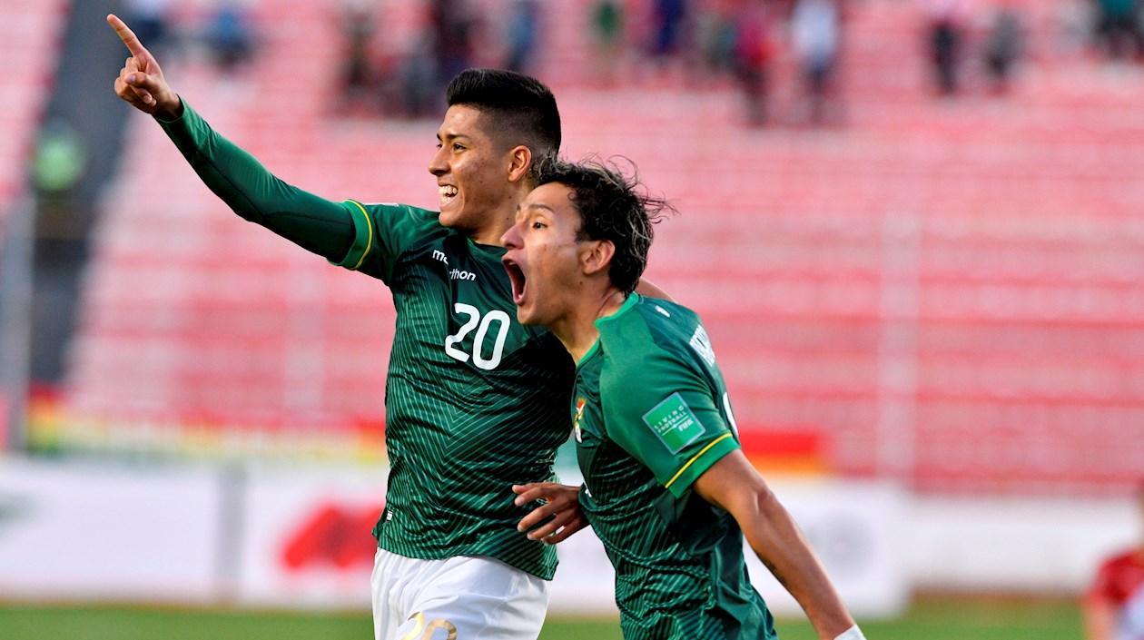 Ramiro Vaca (i) de Bolivia celebra un gol hoy, en un partido de las eliminatorias sudamericanas para el Mundial de Catar 2022 entre Bolivia y Perú en el estadio Hernando Siles en La Paz (Bolivia).