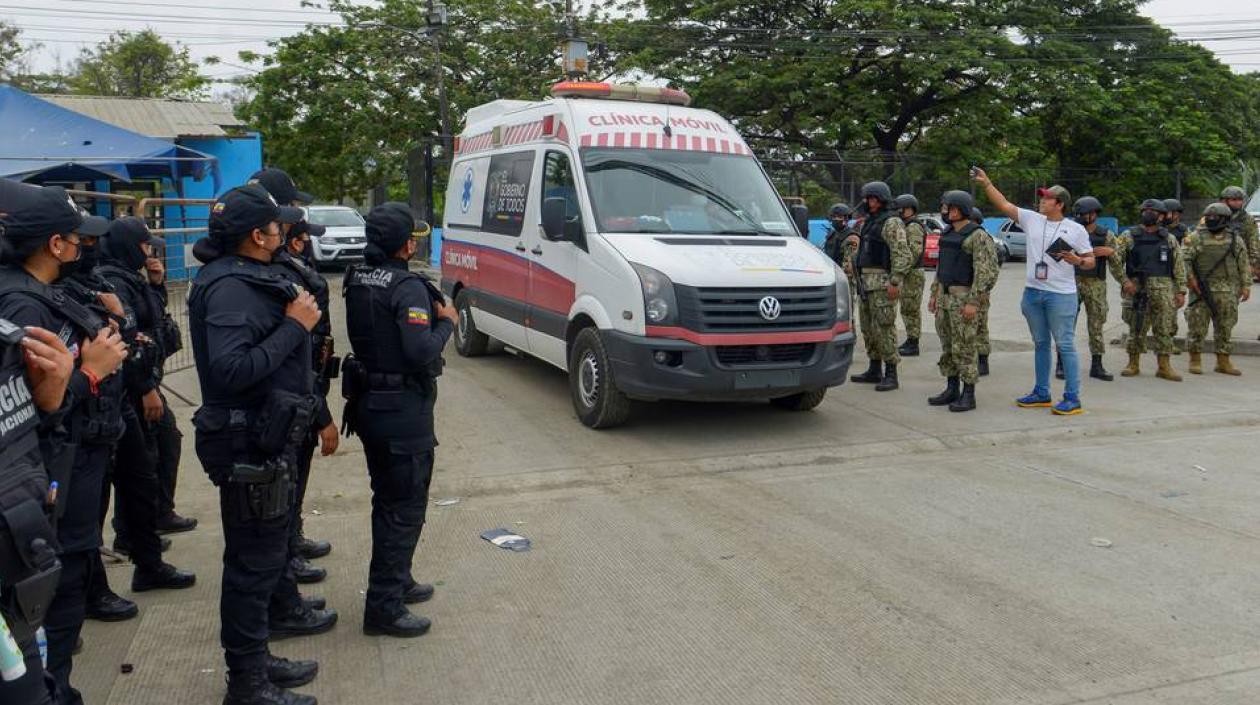 Salida en ambulancia de los heridos del motín en la cárcel de Guayaquil.