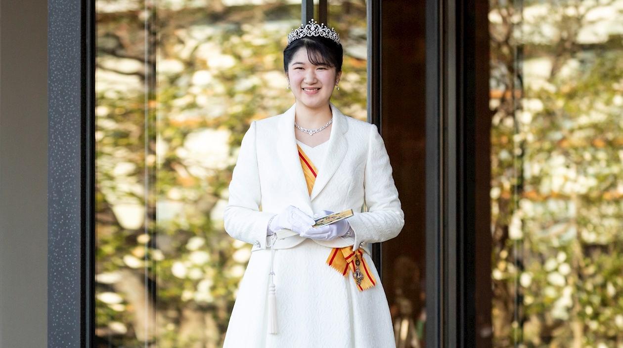 La princesa Aiko visitó santuarios al cumplir 20 años.