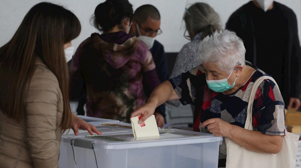 Una mujer chilena depositando su voto.