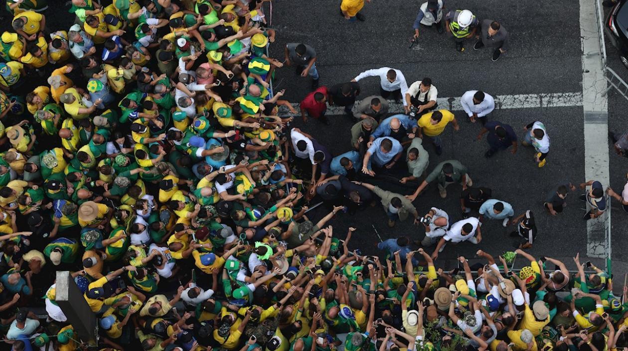  El presidente de Brasil, Jair Bolsonaro, saluda a sus simpatizantes durante una manifestación hoy en la avenida Paulista, en Sao Paulo (Brasil).