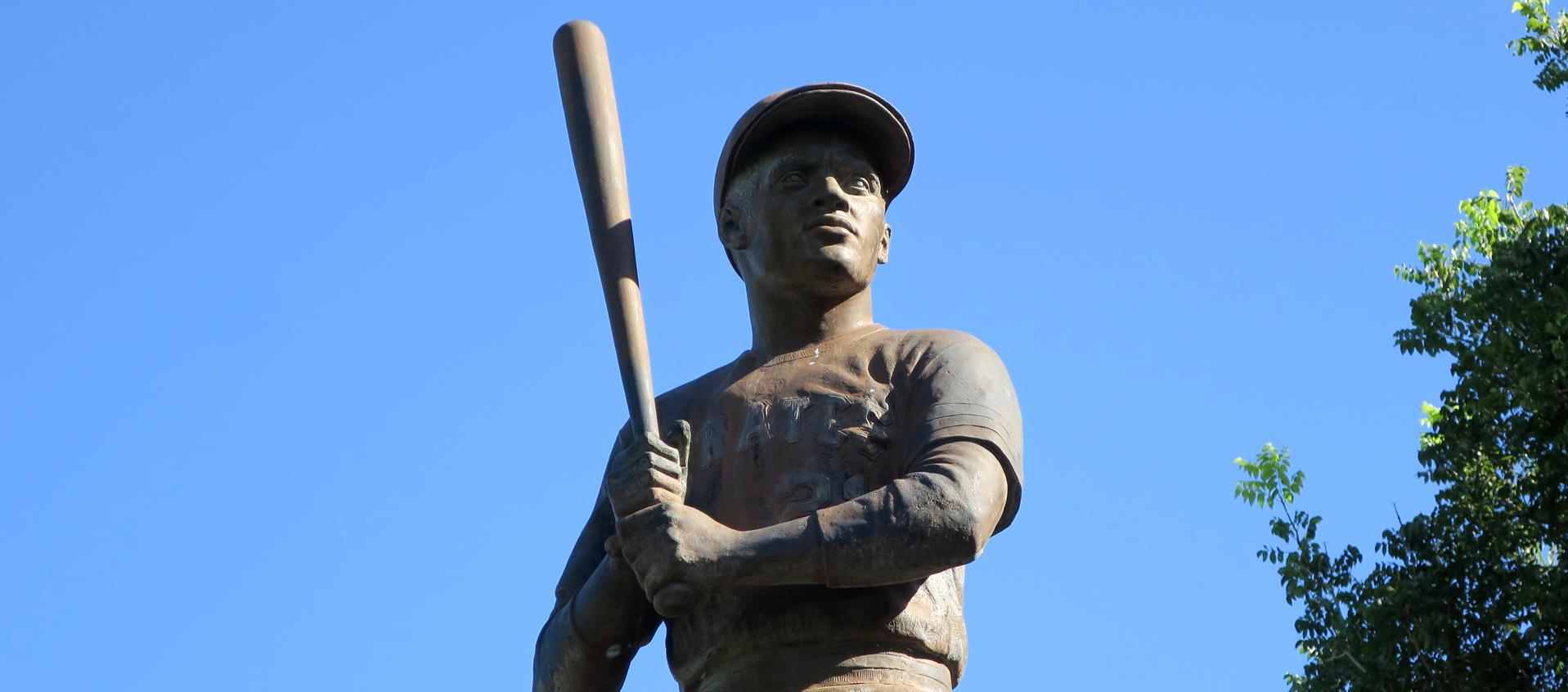 Estatua en honor al fallecido pelotero Roberto Clemente, en Carolina (Puerto Rico).
