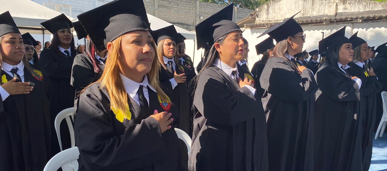 Algunas de las graduandas, felices en la ceremonia en El Buen Pastor