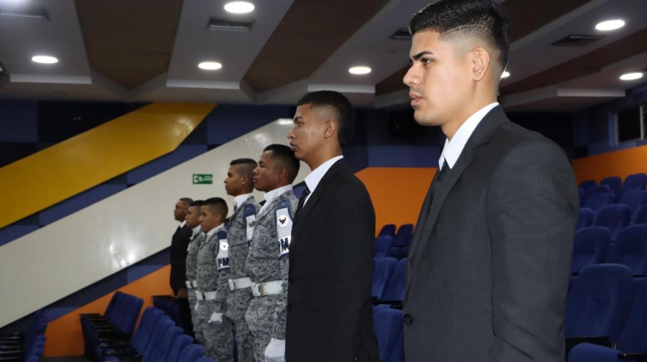 Soldados se gradúan de bachiller.