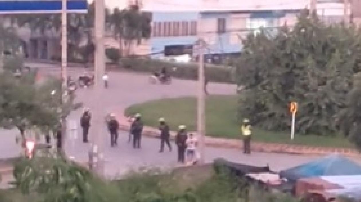 Policias se ven en medio del ataque a piedras contra estudiantes de Uniatlánico