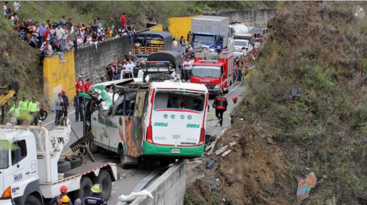 Un sobreviviente de la tragedia narró lo que ocurrió minutos antes de que el bus cayera al abismo.