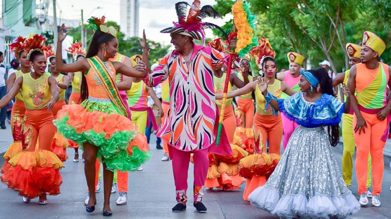 Son 42 grupos folclóricos los que desfilan este viernes en Cartagena.