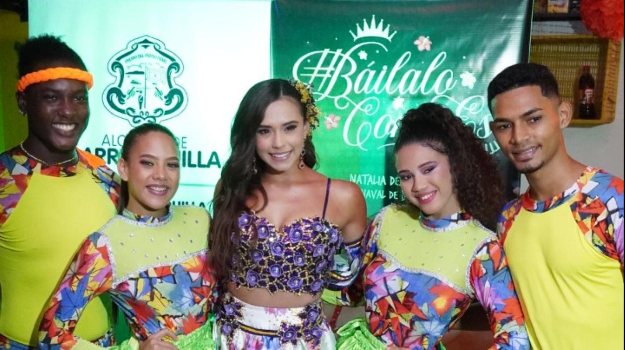 Natalia De Castro junto a bailarines. 