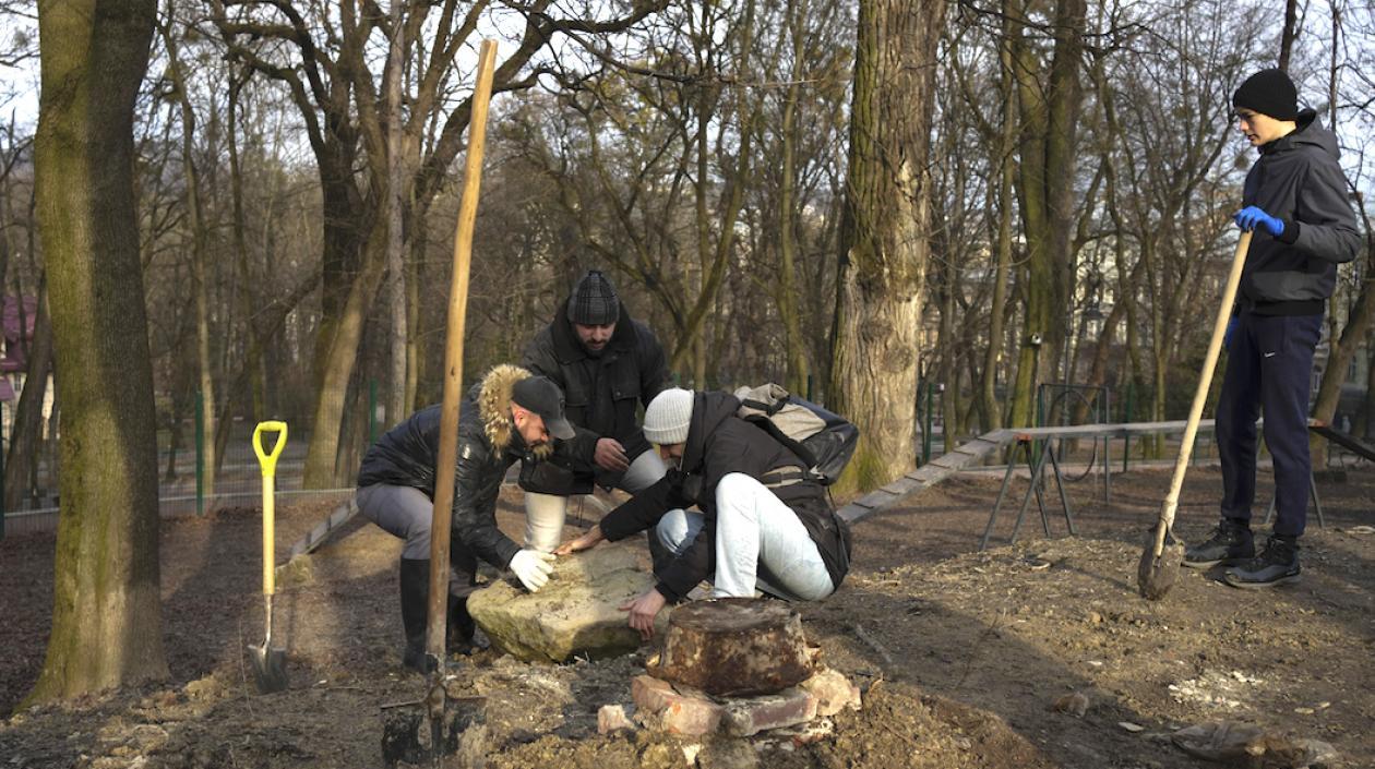 Ciudadanos ucranianos habilitando un refugio de la II guerra mundial.
