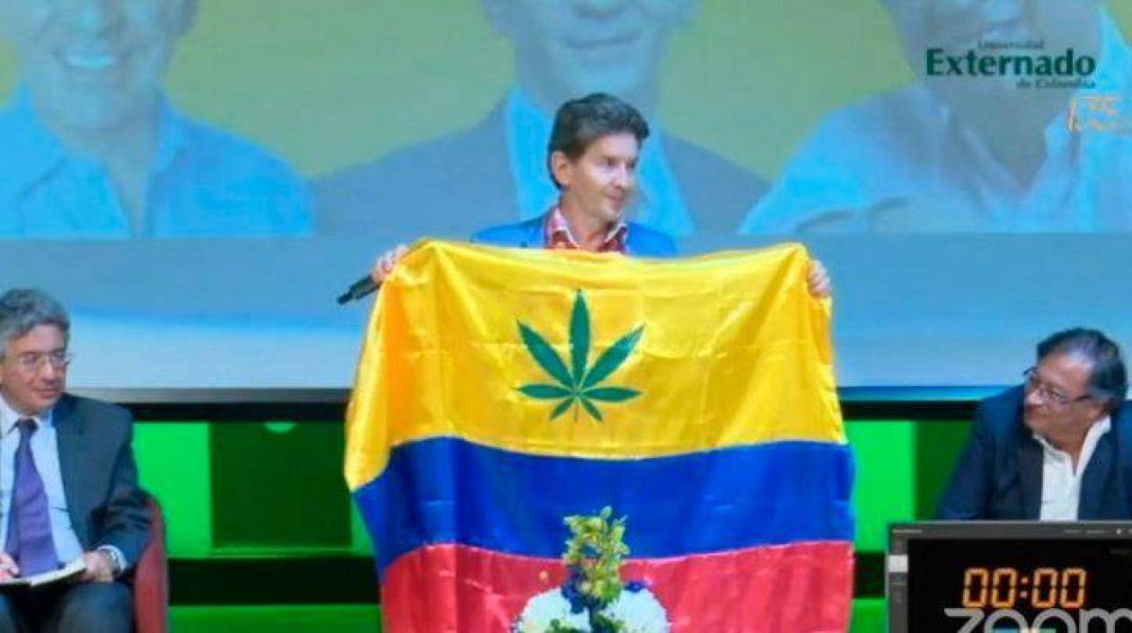 Luis Pérez y su propuesta de la nueva bandera.