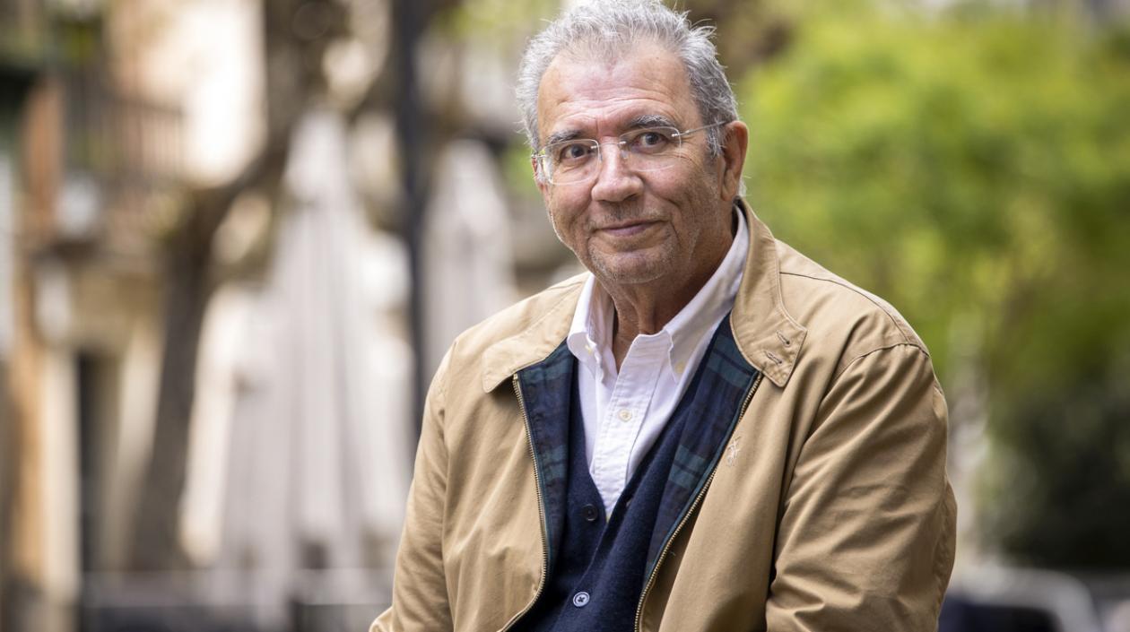 El poeta colombiano Darío Jaramillo durante una entrevista con EFE