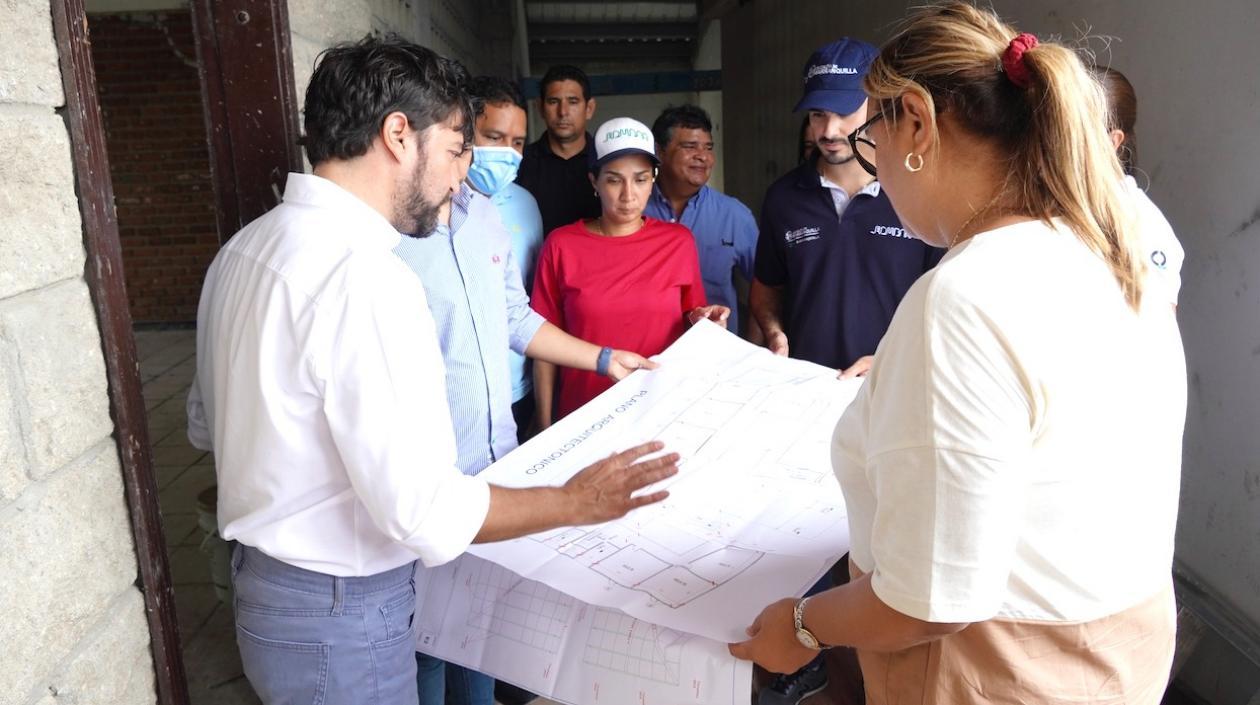 El Alcalde Jaime Pumarejo y la Secretaria de Educación Bibiana Rincón, revisando los planos.