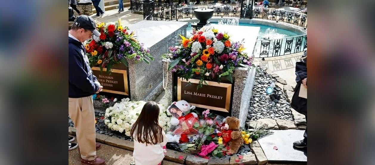Lisa Marie Presley quedó al lado de la tumba de su hijo Benjamin Keough, quien murió en el 2020.