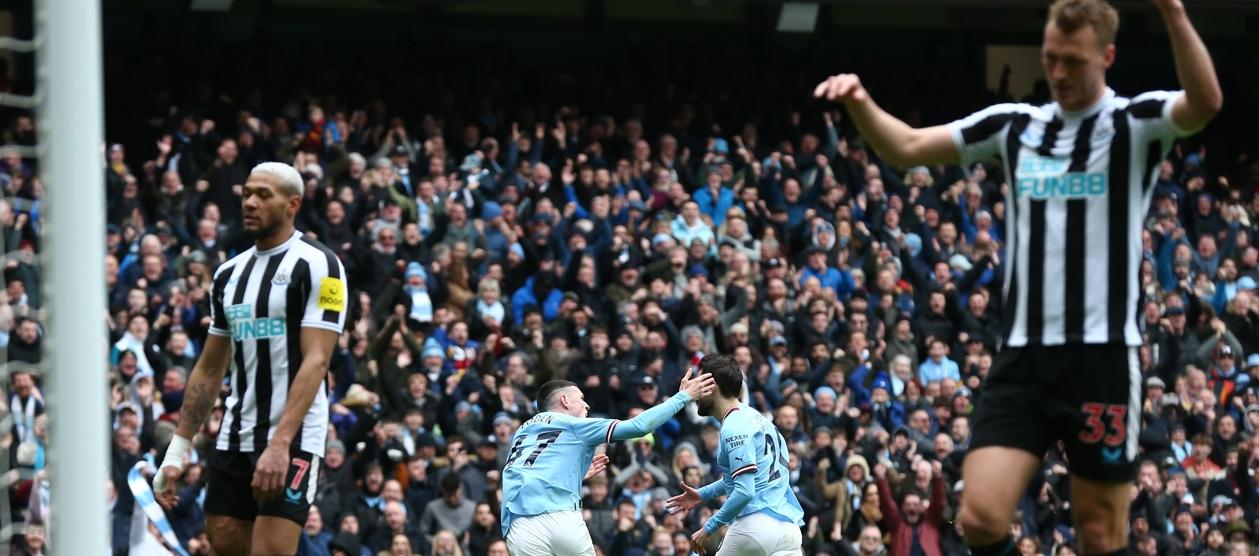 Phil Foden festeja con Bernardo Silva el segundo gol del Manchester City.