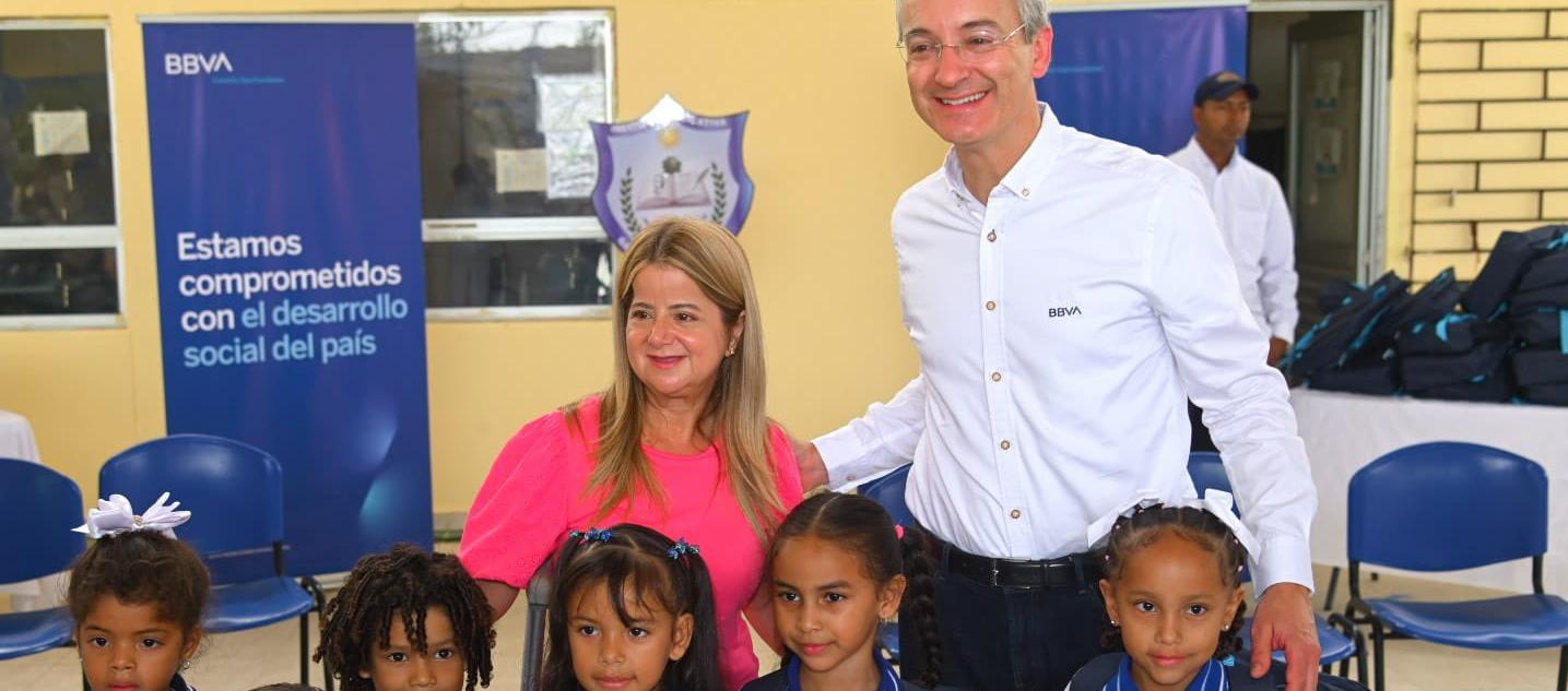 El presidente del BBVA, Mario Pardo, y la gobernadora Elsa Noguera, en la entrega de 1.000 kits escolares en el Colegio Gabriel Segura del Municipio de Soledad por parte de esta entidad bancaria