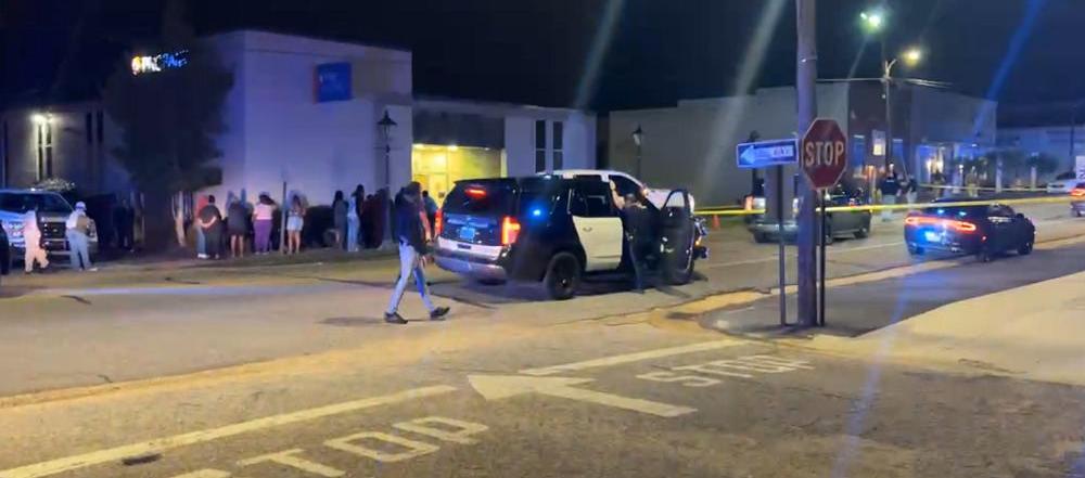La Policía vigila las afueras de la discoteca en la que ocurrió el tiroreo en Alabama