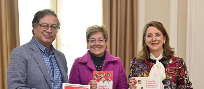 El Presidente Petro, la Ministra del Trabajo, Gloria Inés Ramírez, y la Secretaria General de la Organización Iberoamericana de Seguridad Social, Gina Magnolia Riaño, tras la firma del acta de compromiso.