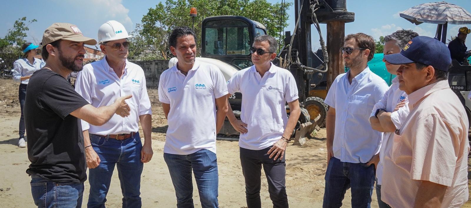 El Alcalde Jaime Pumarejo y el gerente general de Triple A, Jairo de Castro, entre otros, en la visita a las obras del nuevo alcantarillado para La Cangrejera
