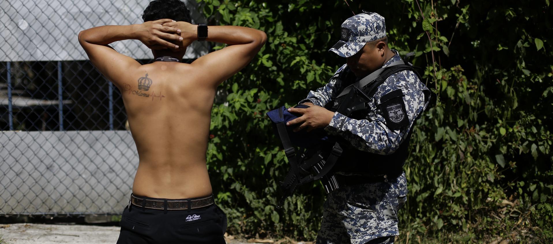 Un policía salvadoreño realiza una requisa en Soyapango (El Salvador).