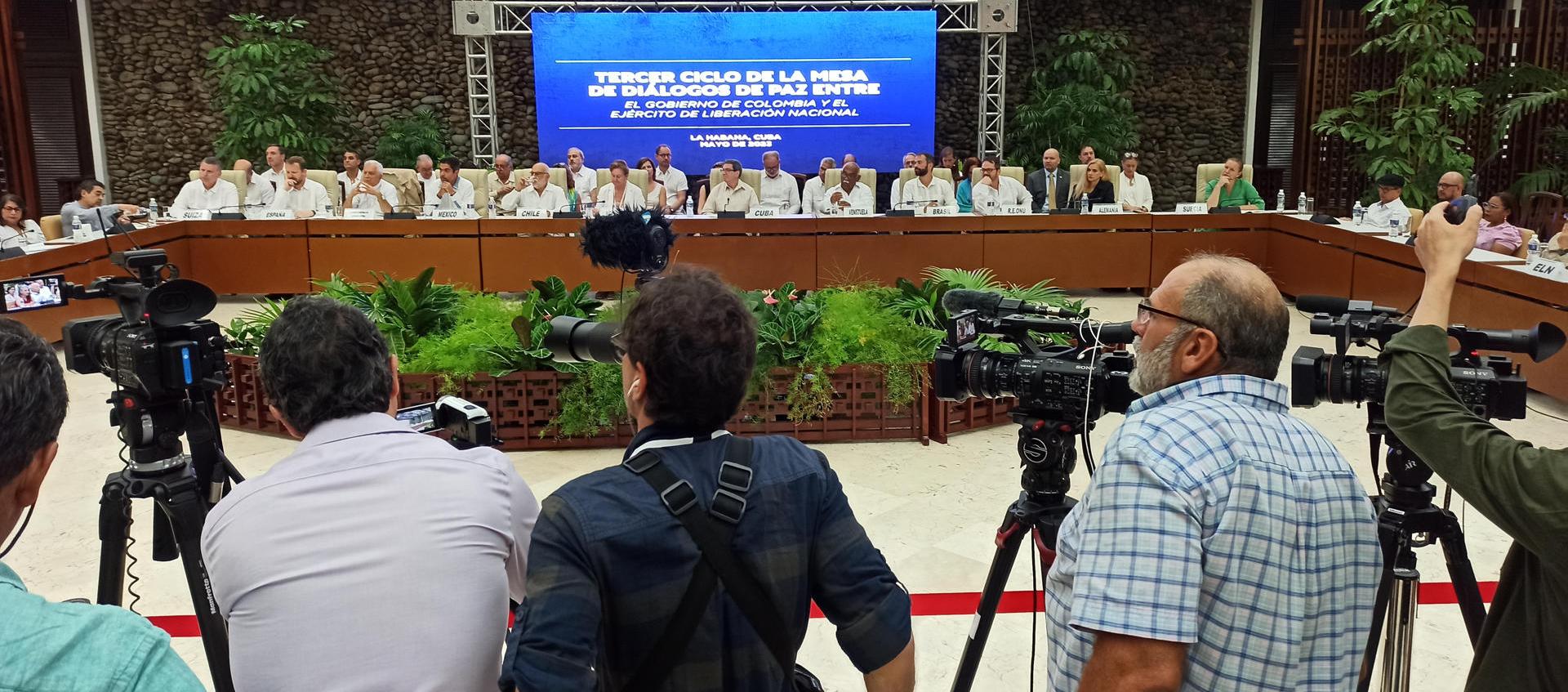 Las delegaciones del Gobierno de Colombia y de la guerrilla del Ejército de Liberación Nacional (ELN) en el inicio formal de los diálogos de Paz, hoy, en La Habana.