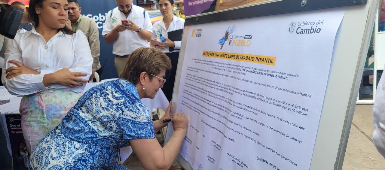 MinTrabajo en la firma del Pacto por la Niñez en La Guajira
