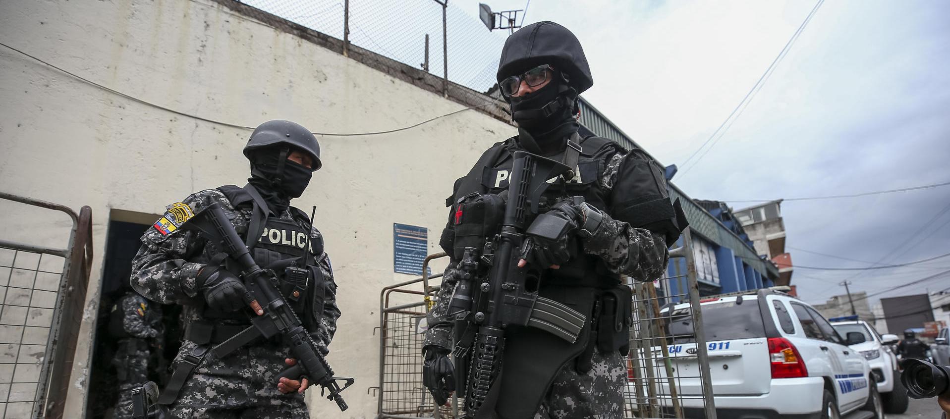 Uniformados de la Policía de Ecuador frente a la cárcel de El Inca