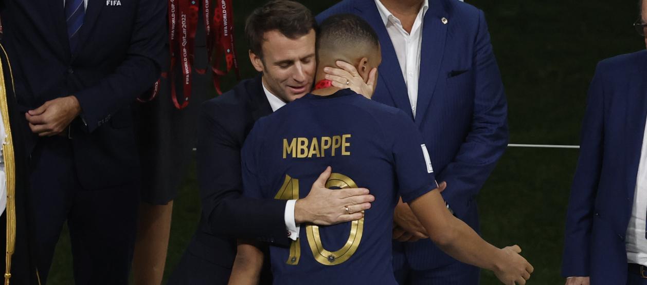 Emmanuel Macron consuela a Mbappé tras perder la final del Mundial con Argentina.
