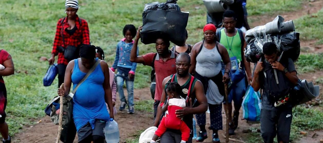 Migrantes llegando a Panamá por la selva del Darién