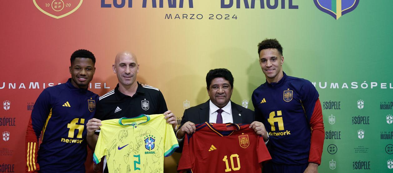 Ansu Fati, Luis Rubiales (RFEF), Ednaldo Rodrigues (CBF) y Rodrigo Moreno durante la presentación del partido entre España y Brasil.