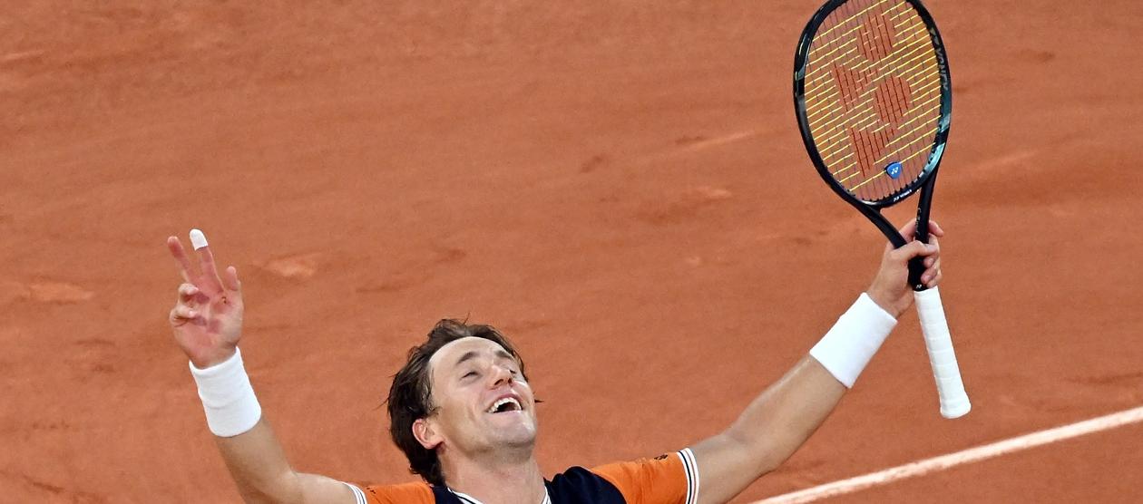 Casper Ruud celebra tras conseguir su paso a la final del Roland Garros. 