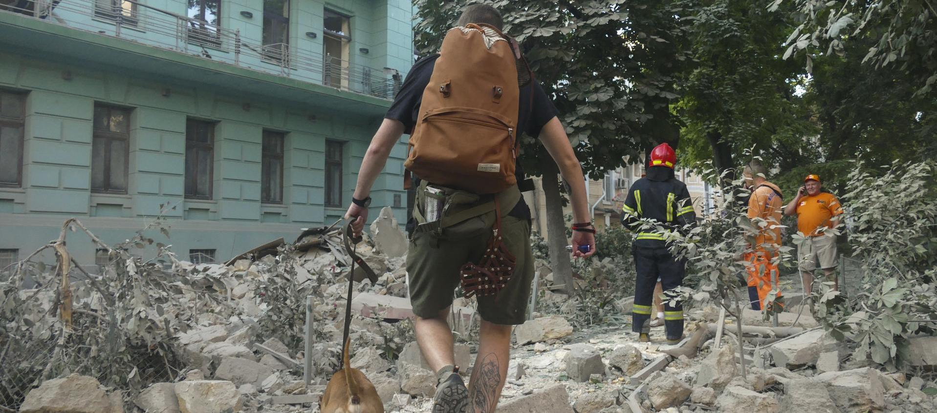 Un hombre camina entre los escombros que quedaron del ataque en Odesa. 