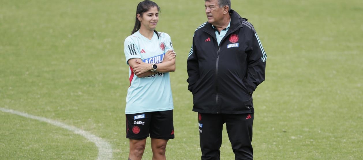 Catalina Usme y el técnico de la Selección Colombia, Nelson Abadía. 