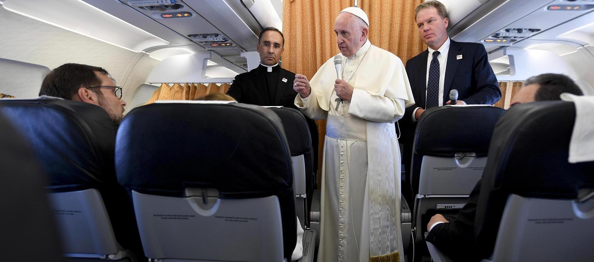 El Papa Francisco atendiendo a la prensa en un viaje pastoral. 