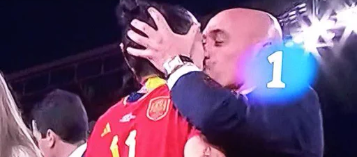 El beso de Luis Rubiales a Jenni Hermoso