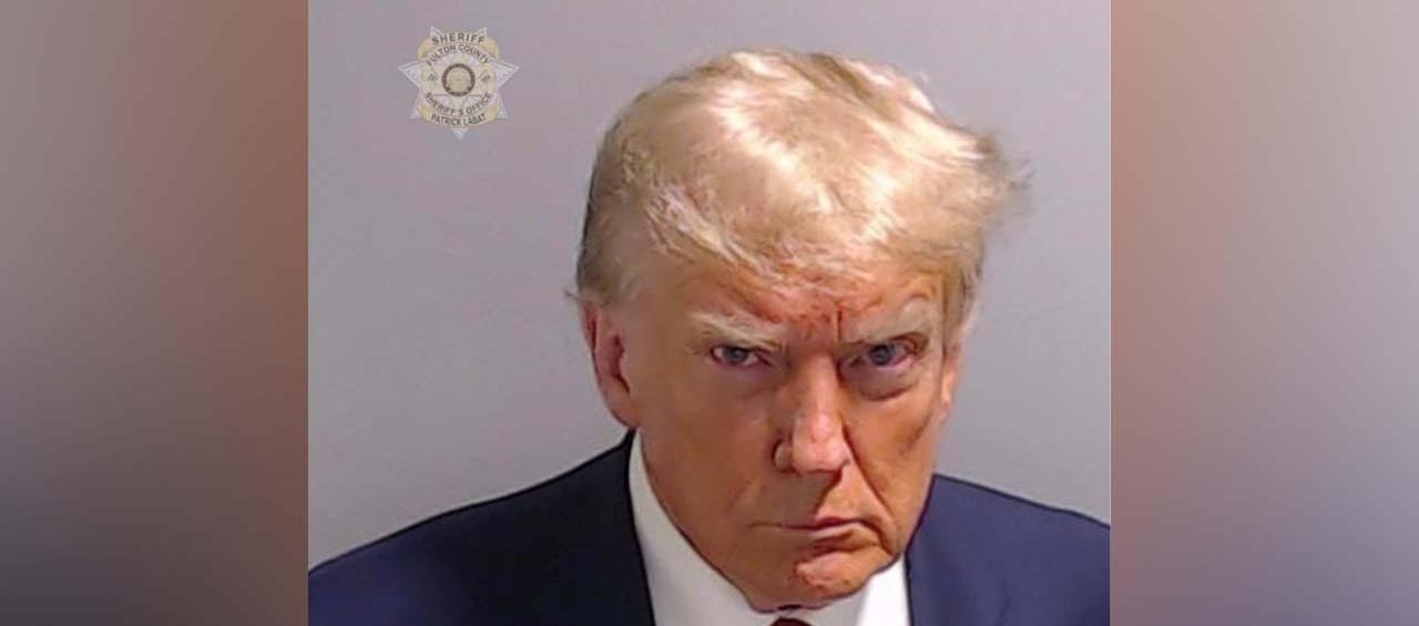 El expresidente Donald Trump en la foto que se le tomó en la cárcel