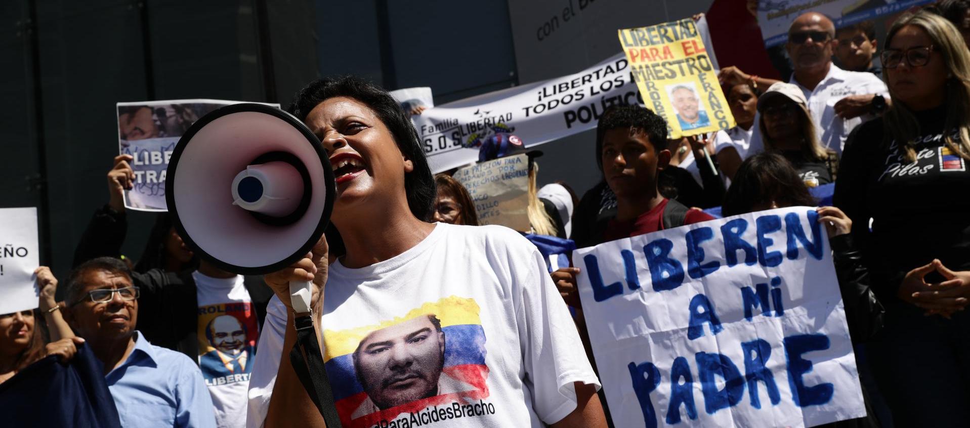 Yorbelys Oropeza, esposa de Alcides Bracho, habla durante una manifestación, para exigir la libertad de seis trabajadores condenados a 16 años.