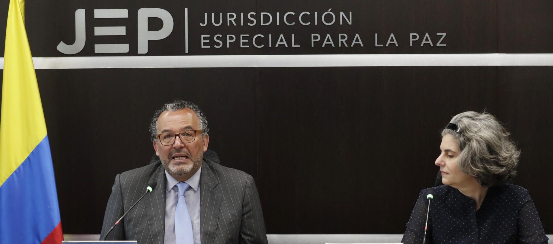El presidente de la Jurisdicción Especial para la Paz (JEP), magistrado Roberto Carlos Vidal, junto a la magistrada de la JEP, Julieta Lemaitre.