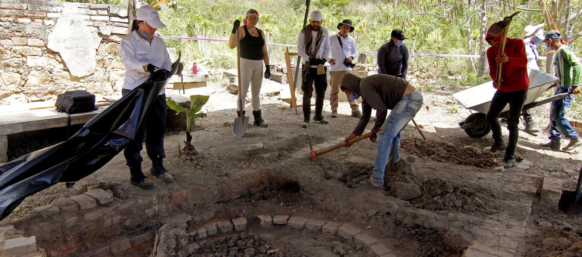 Unidad de Búsqueda buscando restos en hornos crematorios en zona rural de Cúcuta. 